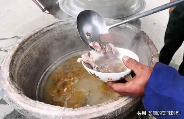 山东东明大爷露天摆摊，40年只卖一碗汤，8元1碗有半碗肉