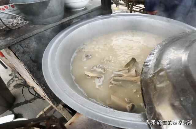 山东东明大爷露天摆摊，40年只卖一碗汤，8元1碗有半碗肉