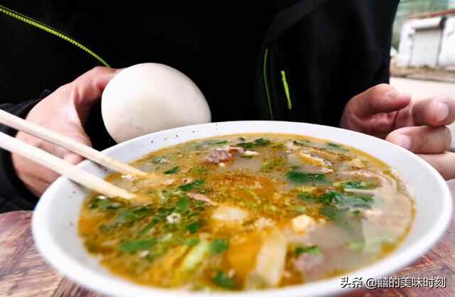 山东东明大爷露天摆摊，40年只卖一碗汤，8元1碗有半碗肉