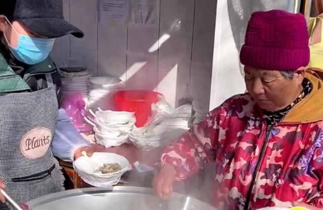 山东县城特色美食，60岁大姨20多年只卖一碗汤，6元一碗，吃嗨了