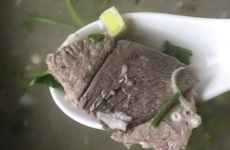 山东县城特色美食，60岁大姨20多年只卖一碗汤，6元一碗，吃嗨了