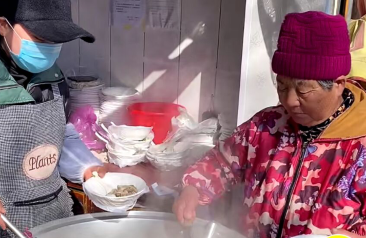 山东县城特色美食，60岁大姨20多年只卖一碗汤，6元一碗，吃嗨了