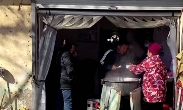 山东县城特色美食，60岁大姨20多年只卖一碗汤，6元一碗，吃嗨了