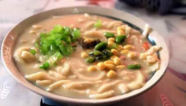 山东曹县杂烩菜，排队半小时都不一定吃得到，还要20一碗
