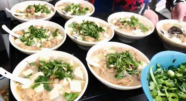 山东曹县杂烩菜，排队半小时都不一定吃得到，还要20一碗