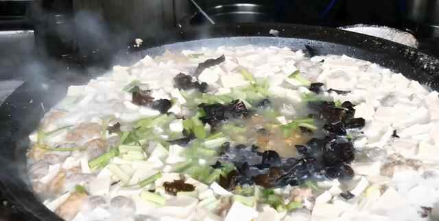 山东曹县杂烩菜，排队半小时都不一定吃得到，还要20一碗