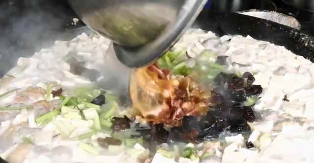 山东曹县杂烩菜，排队半小时都不一定吃得到，还要20一碗