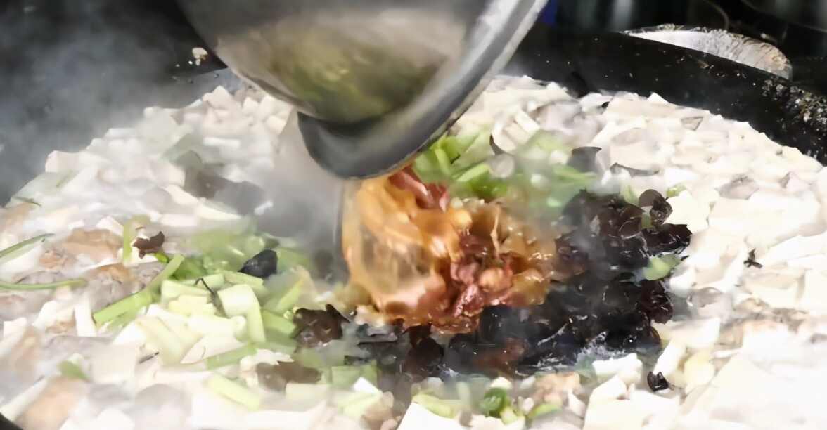 山东曹县杂烩菜，排队半小时都不一定吃得到，还要20一碗