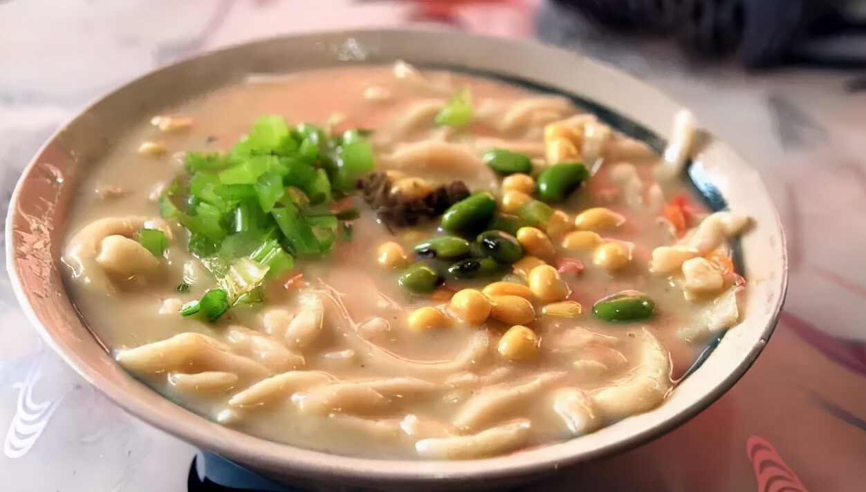 山东曹县杂烩菜，排队半小时都不一定吃得到，还要20一碗