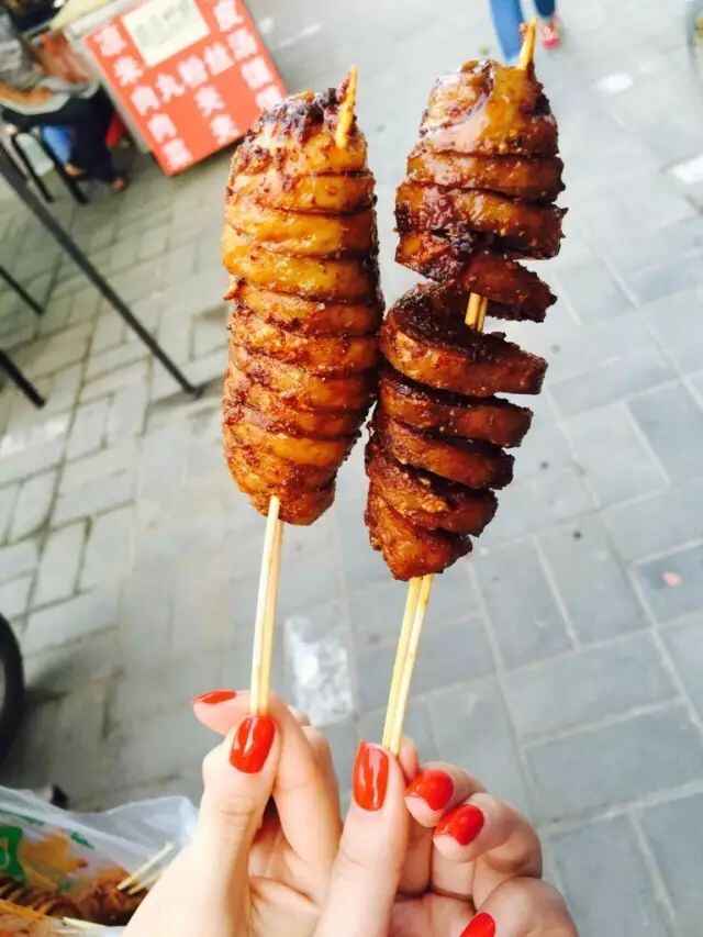 在菏泽，晚上必须去逛街吃美食，这么多小吃，你吃过哪些？
