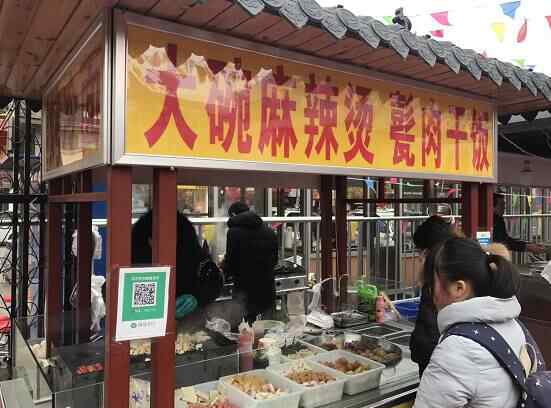 在菏泽，晚上必须去逛街吃美食，这么多小吃，你吃过哪些？