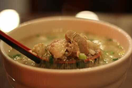 单县羊肉汤 汤色呈乳白，趁热吃，不膻、不腥、不腻，香鲜味美