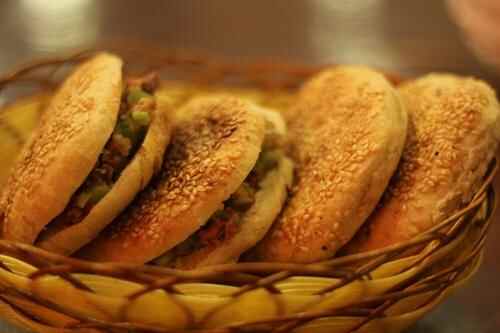 单县羊肉汤 汤色呈乳白，趁热吃，不膻、不腥、不腻，香鲜味美