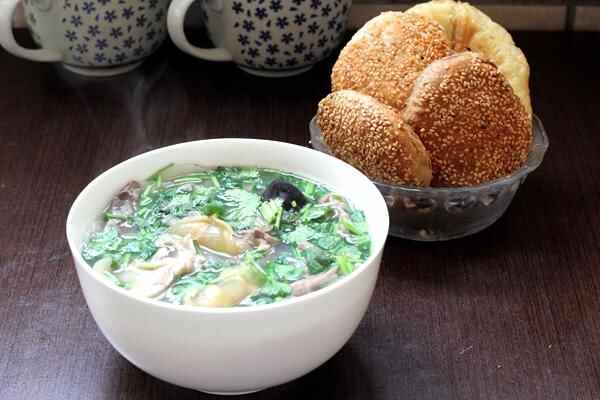 单县羊肉汤 汤色呈乳白，趁热吃，不膻、不腥、不腻，香鲜味美