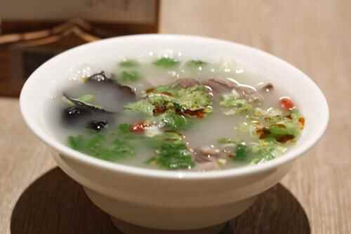 单县羊肉汤 汤色呈乳白，趁热吃，不膻、不腥、不腻，香鲜味美