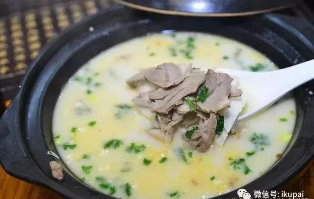 菏泽单县羊肉汤，配上果碳烧饼，太好吃了，过瘾
