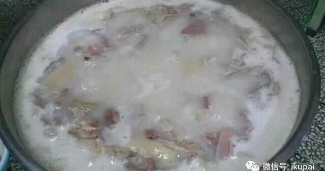 菏泽单县羊肉汤，配上果碳烧饼，太好吃了，过瘾