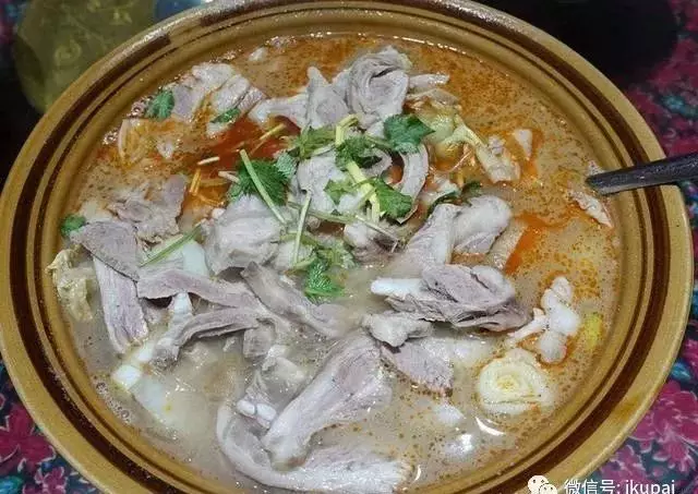菏泽单县羊肉汤，配上果碳烧饼，太好吃了，过瘾