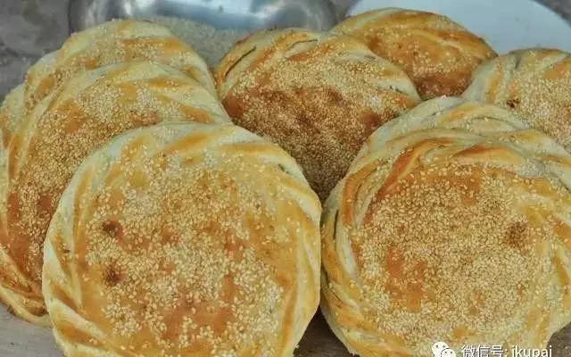 菏泽单县羊肉汤，配上果碳烧饼，太好吃了，过瘾