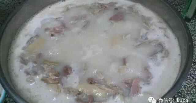 菏泽单县羊肉汤，配上果碳烧饼，太好吃了，过瘾