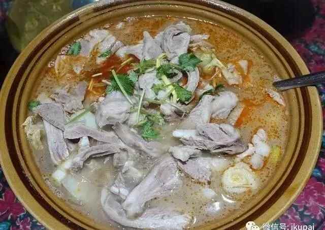 菏泽单县羊肉汤，配上果碳烧饼，太好吃了，过瘾