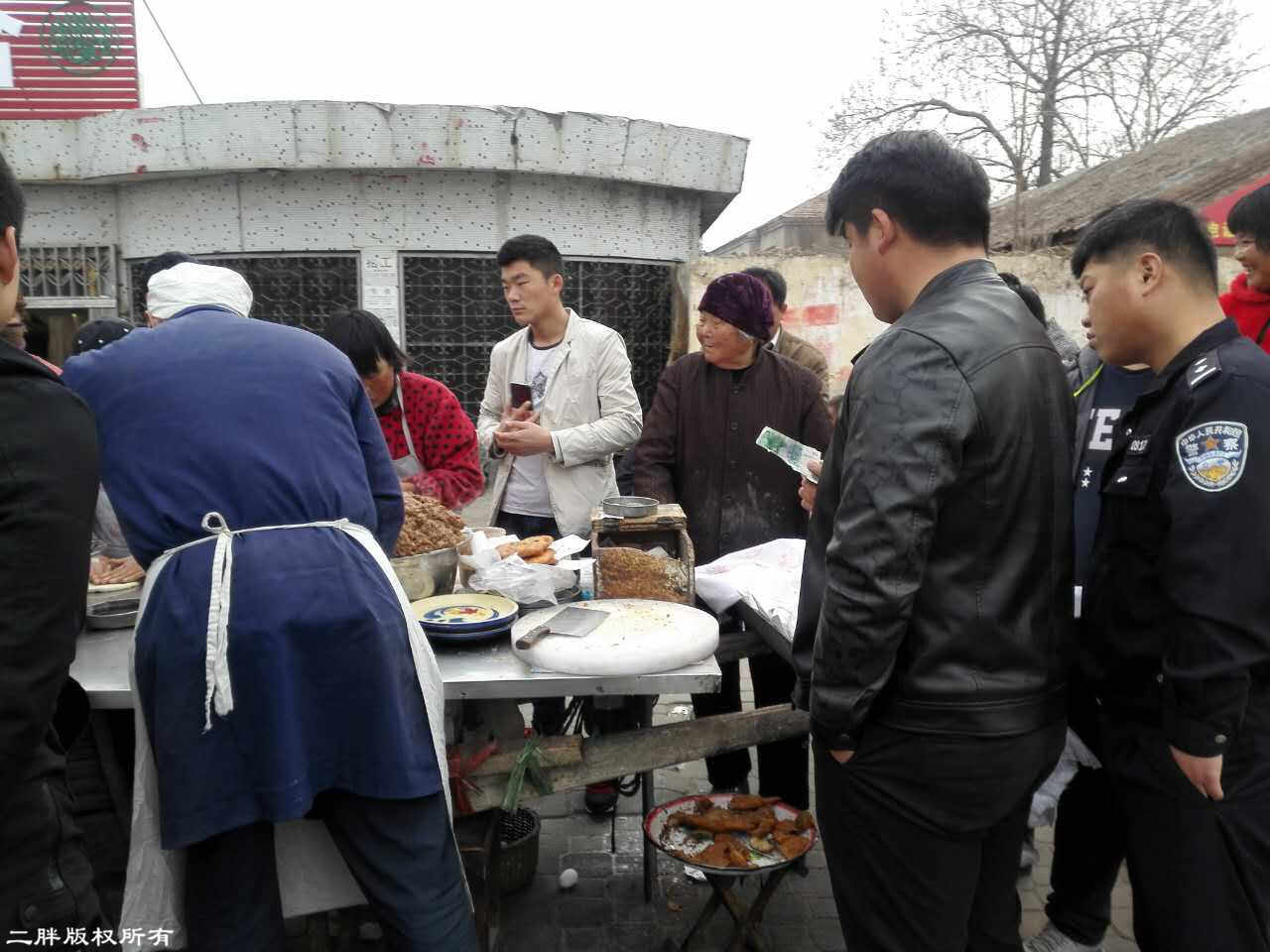 5个人路边炸肉盒，发面一大盆，肉馅一大盆，一早全卖完