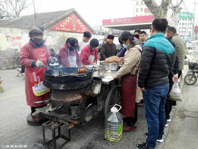 5个人路边炸肉盒，发面一大盆，肉馅一大盆，一早全卖完