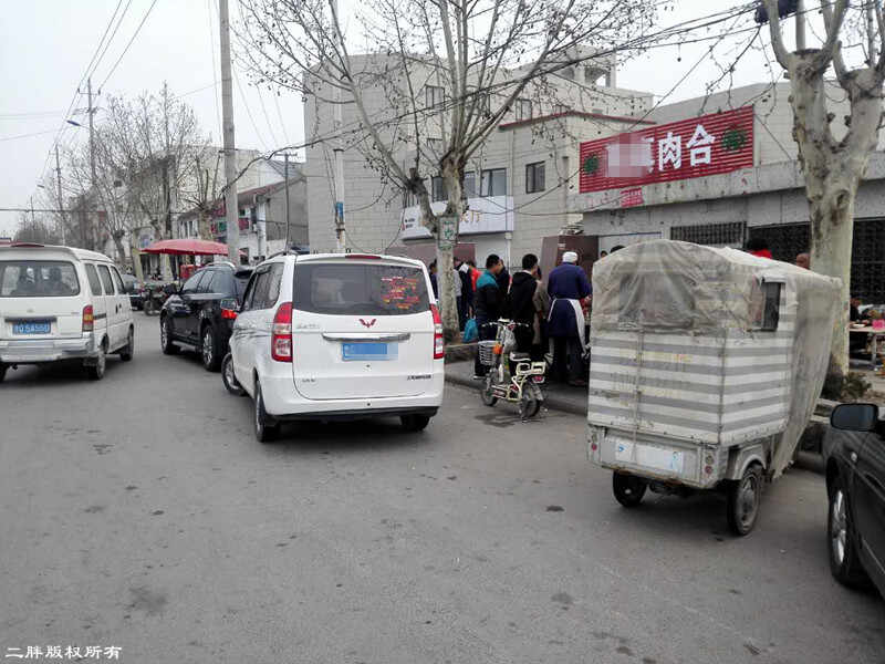 5个人路边炸肉盒，发面一大盆，肉馅一大盆，一早全卖完