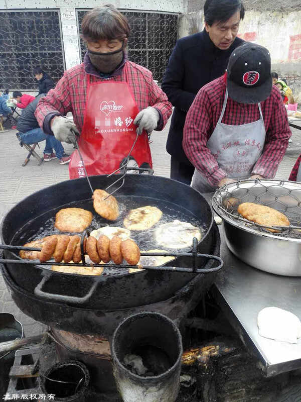5个人路边炸肉盒，发面一大盆，肉馅一大盆，一早全卖完
