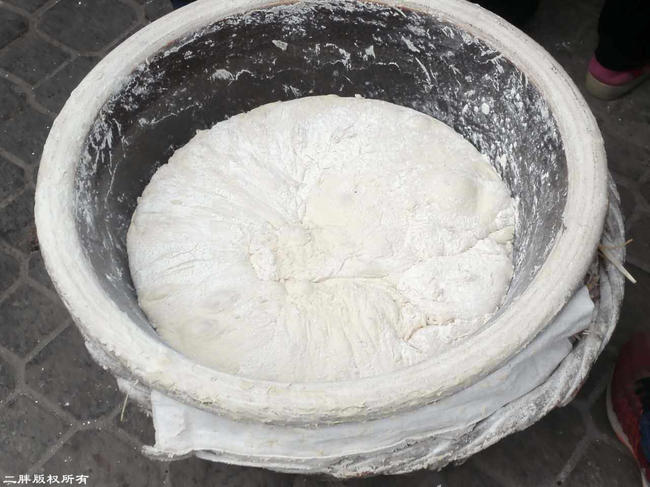 5个人路边炸肉盒，发面一大盆，肉馅一大盆，一早全卖完