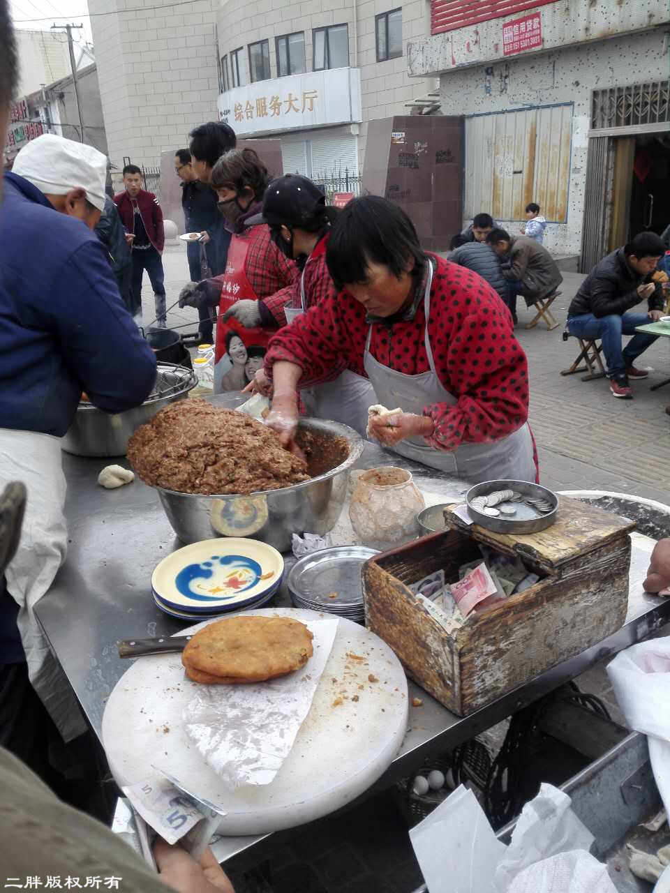 5个人路边炸肉盒，发面一大盆，肉馅一大盆，一早全卖完