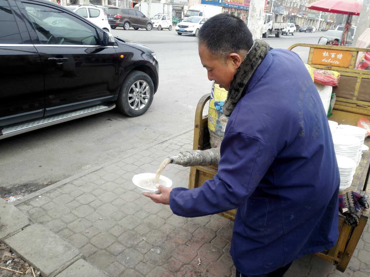 5个人路边炸肉盒，发面一大盆，肉馅一大盆，一早全卖完