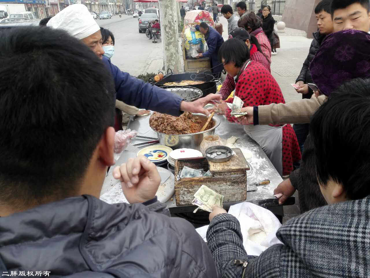 5个人路边炸肉盒，发面一大盆，肉馅一大盆，一早全卖完
