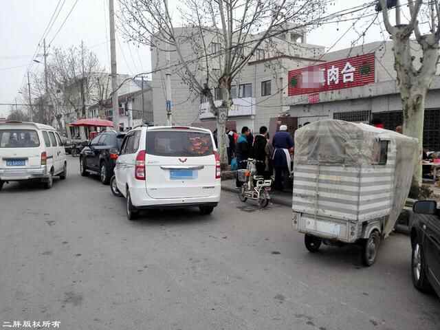 5个人路边炸肉盒，发面一大盆，肉馅一大盆，一早全卖完