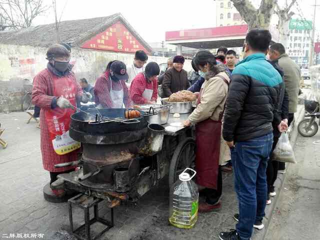 5个人路边炸肉盒，发面一大盆，肉馅一大盆，一早全卖完