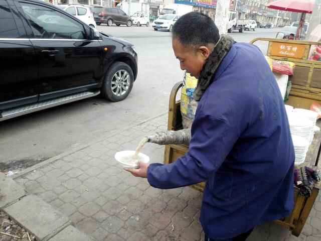 5个人路边炸肉盒，发面一大盆，肉馅一大盆，一早全卖完