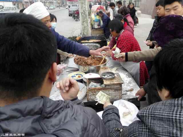 5个人路边炸肉盒，发面一大盆，肉馅一大盆，一早全卖完