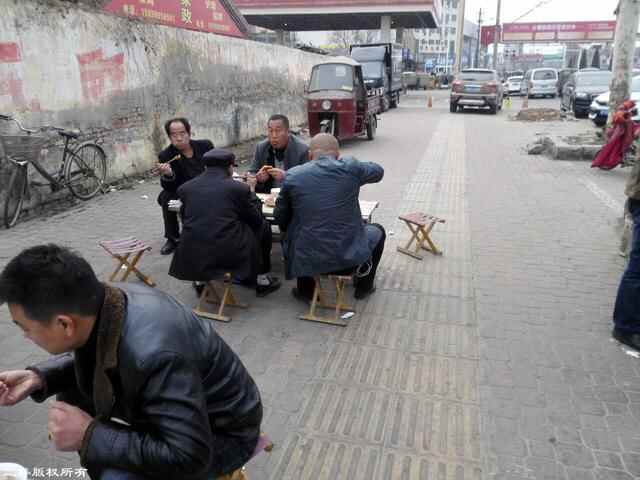 5个人路边炸肉盒，发面一大盆，肉馅一大盆，一早全卖完