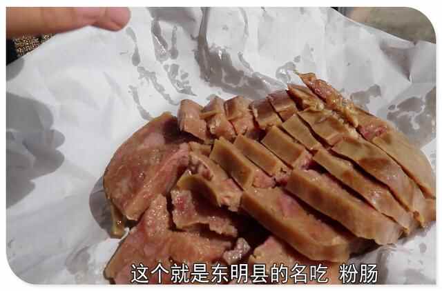 山东大姐做特色小吃，用铁钩子挂起来卖，一天卖5千个，分店7家
