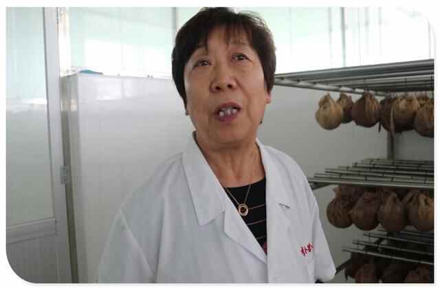 山东大姐做特色小吃，用铁钩子挂起来卖，一天卖5千个，分店7家