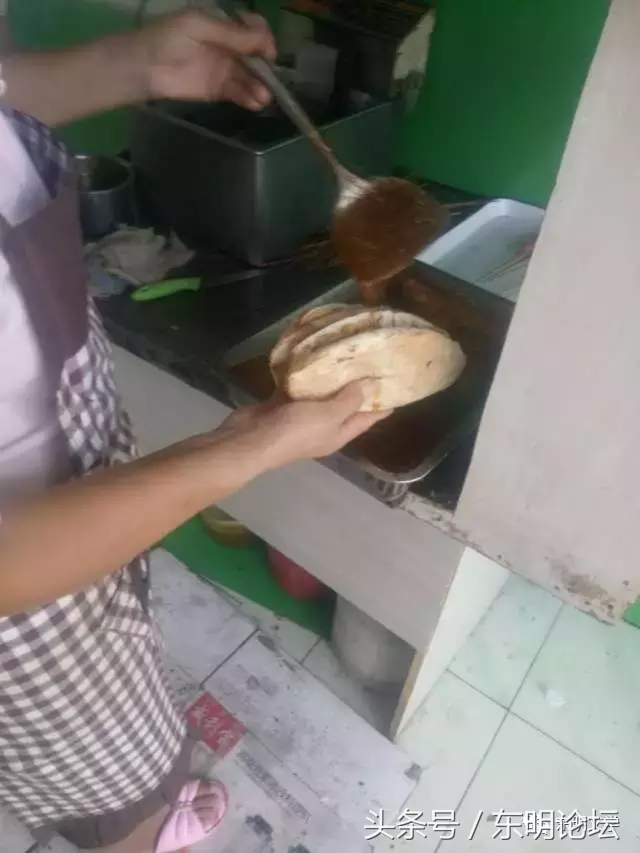 散落在东明街头巷尾的特色小吃，第一个是“鞋底”，很多人都吃过