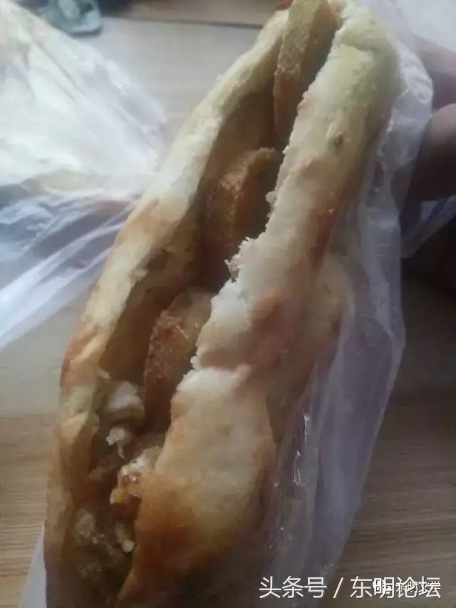 散落在东明街头巷尾的特色小吃，第一个是“鞋底”，很多人都吃过