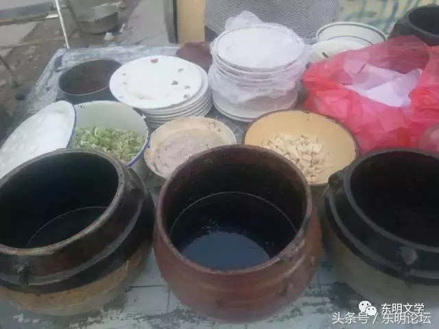 散落在东明街头巷尾的特色小吃，第一个是“鞋底”，很多人都吃过