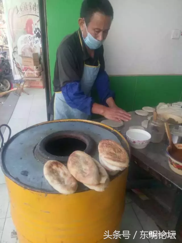 散落在东明街头巷尾的特色小吃，第一个是“鞋底”，很多人都吃过