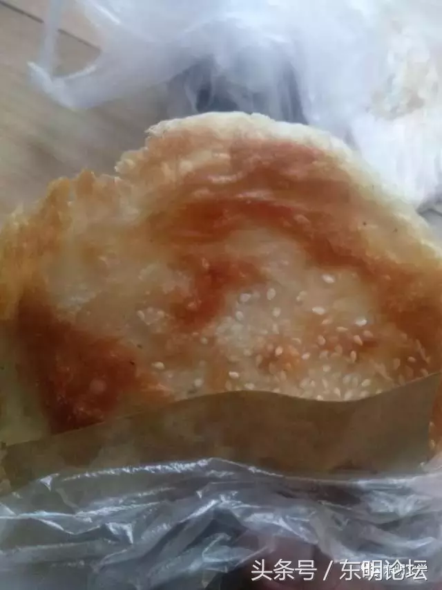 散落在东明街头巷尾的特色小吃，第一个是“鞋底”，很多人都吃过