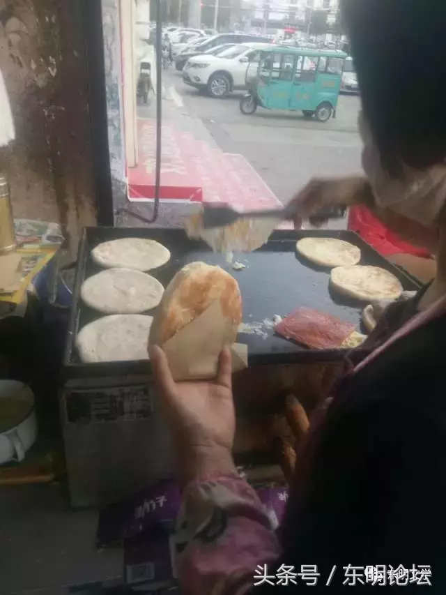 散落在东明街头巷尾的特色小吃，第一个是“鞋底”，很多人都吃过