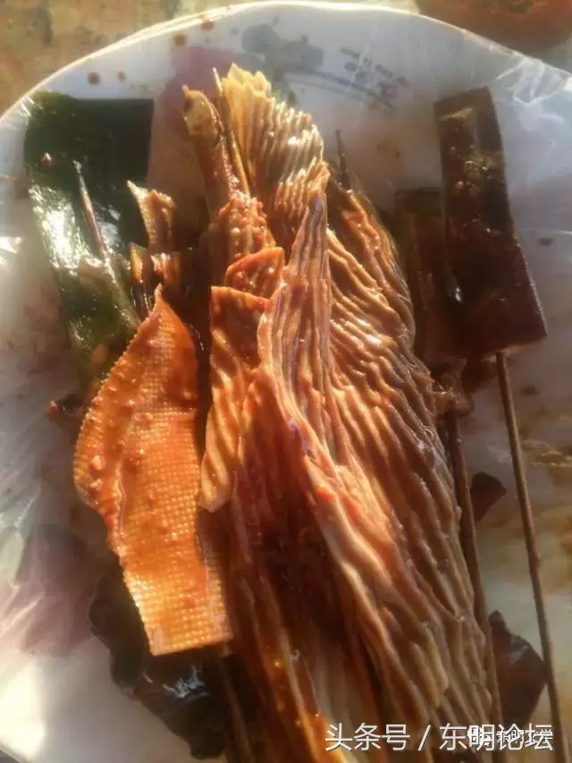 散落在东明街头巷尾的特色小吃，第一个是“鞋底”，很多人都吃过
