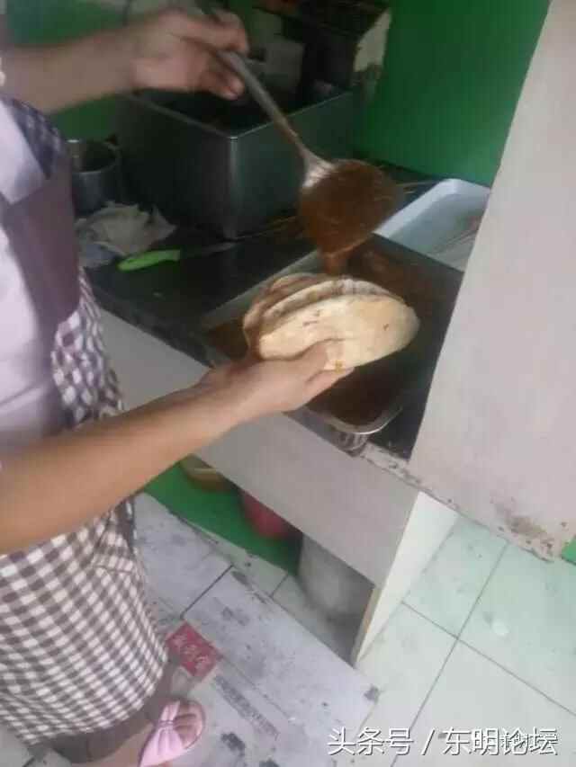 散落在东明街头巷尾的特色小吃，第一个是“鞋底”，很多人都吃过