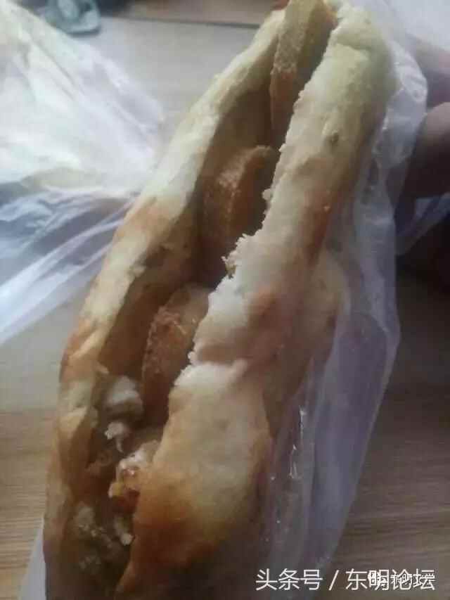 散落在东明街头巷尾的特色小吃，第一个是“鞋底”，很多人都吃过