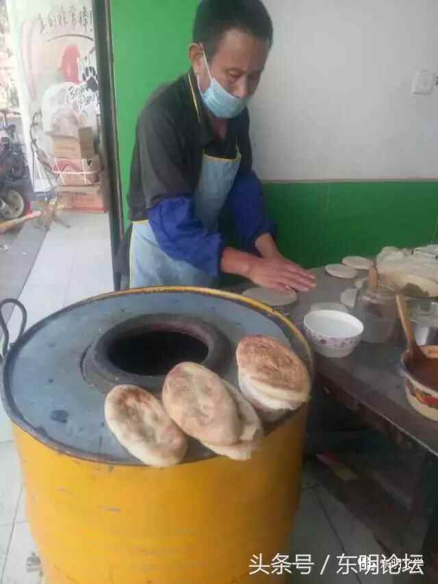 散落在东明街头巷尾的特色小吃，第一个是“鞋底”，很多人都吃过